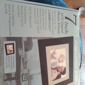 GORGEOUS NEW IN BOX Pandigital 7" LCD Digital Photo Frame.
